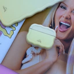 xoxo Wildhearts hoesje geschikt voor AirPods Pro 2 - Buttercup - Ook als telefoonhoesje verkrijgbaar - Schokbestendige wavy case - Koptelefoonhoesje - Beschermhoes met golvend design - Geel — thumbnail 2