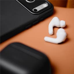 DECODED Leren Hoesje voor AirPods Pro 3 - Airpods Pro 3 Case - Premium ECCO-leer - Geschikt voor Magsafe - Draadloos Oplaadbaar - Indicatie Lampje - Krasbestendig - Zwart — thumbnail 3
