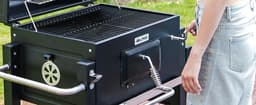 Aafinity Houtskoolbarbecue met Deksel - Buitenbarbecue met Verstelbare Houtskoolbak, Zijtafel, Thermometer en Waterdichte Hoes — thumbnail 5