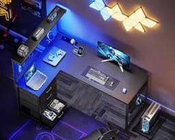 Gaming Hoekbureau L-vorm 130×100 cm – LED-verlichting, 2× Stopcontact & 2× USB, Omkeerbaar Ontwerp – Met 4 Laden, Bovenplank met Pegboard, CPU-houder & Hoofdtelefoonhaak – Koolstofvezel Look, Zwart — thumbnail 2