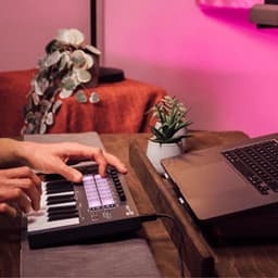 Novation Launchkey Mini 25 MK4 - MIDI Keyboard Controller - 2 Octaven Mini-Toetsen - 16 FSR Drumpad - 8 Encoders - OLED Display - USB-C - DAW Integratie — thumbnail 5