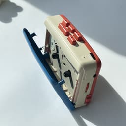 Retro Cassettespeler - 12x9x4cm - Draagbare Walkman met FM Radio & Opnamefunctie - Inclusief Oortjes - USB & Batterij Voeding - Ideaal Cadeau voor Muziekliefhebbers - Blauw — thumbnail 2