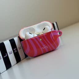 xoxo Wildhearts hoesje geschikt voor AirPods Pro - Berry Much - Glossy - Ook als telefoonhoesje verkrijgbaar - schokbestendige case - koptelefoon hoesje - Glimmend - Beschermhoes met golvende print - golven - Rood - Roze — thumbnail 4