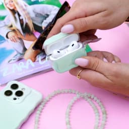 xoxo Wildhearts hoesje geschikt voor AirPods 1 & 2 - Sage Sorbet - Ook als telefoonhoesje verkrijgbaar - Schokbestendige wavy case - Koptelefoonhoesje - Beschermhoes met golvend design - Groen — thumbnail 2