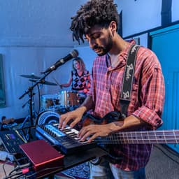 Novation Launchkey Mini 25 MK4 - Compacte MIDI Keyboard Controller - 25 Mini-Toetsen - 16 FSR Pads - OLED Display - USB — thumbnail 4