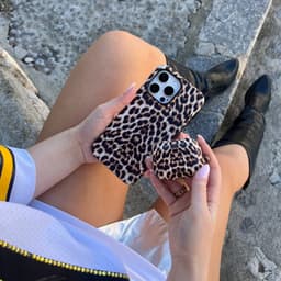 xoxo Wildhearts hoesje geschikt voor Airpods Pro 1 / Pro 2 - Wild Thing - Ook als telefoonhoesje verkrijgbaar - schokbestendige case geschikt voor Airpod Pro (2) - koptelefoon case - Tijgerprint / luipaardprint - dierenprint hoesje - panterprint — thumbnail 2