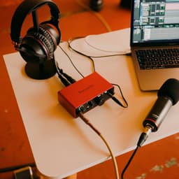 Focusrite Scarlett Solo Studio 4th Gen - Complete Opnameset voor Songwriter - Interface + CM25 MkIII Microfoon + HP60 MkIII Hoofdtelefoon — thumbnail 2