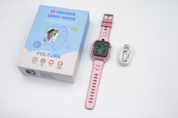 Voltura Smartwatch Kinderen - GPS Horloge Kind Met Simkaart - GPS Tracker - Kinder Smartwatch - Smartwatch Android - 4G - Videobellen - HD Camera - SOS-Knop - Whatsapp en SMS - Elke polsmaat - Nederlands - Incl. Simkaart - Roze — thumbnail 4