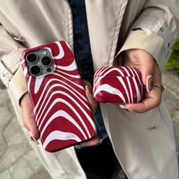 xoxo Wildhearts hoesje geschikt voor AirPods 4 - Boogie Wonderland Red - Ook als telefoonhoesje verkrijgbaar - schokbestendige case - koptelefoonhoes - Beschermhoes met met golvende print - golven - rood — thumbnail 3