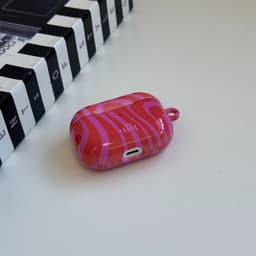 xoxo Wildhearts hoesje geschikt voor AirPods 4 - Berry Much - Ook als telefoonhoesje verkrijgbaar - schokbestendige case - koptelefoonhoesje - Glimmende afwerking - Beschermhoes met golvende print - golven - Rood - Roze — thumbnail 3