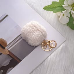 Casemania Hoesje Geschikt voor Apple AirPods 4 - Wit - Schokbestendig Teddy Furr Cover met Ring & Sleutelhanger — thumbnail 4