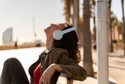 JBL Tune 530 USB-C - USB C Koptelefoon - Bedrade On-ear Headset voor iPhone 15, 16 & 17 - Met Microfoon - JBL Pure Bass - Samsung & Laptop - Beige — thumbnail 4