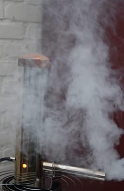 Dymbox 2,3L koud rook generator Starters Kit Vernieuwde versie met as schuif (incl. 1KG rookhout snippers, luchtpomp) voor rookovens rookkasten en BBQ (cold smoker) koud rook generator CSG — thumbnail 4