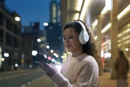 PHILIPS TAH8506WT - Draadloze Ruisonderdrukkende Over-Ear Hoofdtelefoon, Ruisonderdrukking Pro, Draadloze Hoofdtelefoon voor Volwassenen, Met microfoon, Bluetooth, 60 Uur Speeltijd, Lichtgewicht - Wit — thumbnail 5