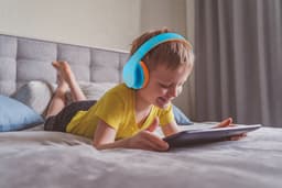 PowerLocus P2 draadloze Over-Ear Koptelefoon Inklapbaar koptelefoon voor kinderen - veilig volume van 85 dB- Bluetooth Hoofdtelefoon - Met microfoon — thumbnail 4