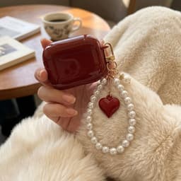 Wijnrood glanzend hoesje voor oordopjes dames met parel polsband en hart hanger geschikt voor AirPods Pro 3 — thumbnail 5