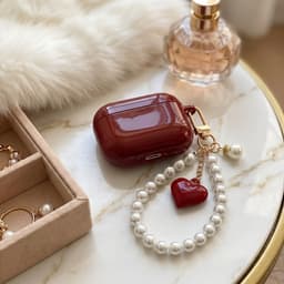 Wijnrood glanzend hoesje voor oordopjes dames met parel polsband en hart hanger geschikt voor AirPods Pro 3 — thumbnail 2