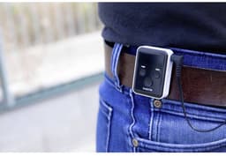 TechniSat DIGITRADIO mobil 2 – draagbare DAB+/FM mini-radio met geïntegreerde accu (oplaadbare zakradio, hoofdtelefoon, OLED-display, favorietengeheugen) zwart/wit — thumbnail 3