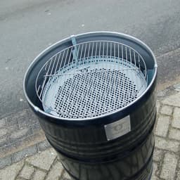 BarrelQ - Big industrieel houtskool Barbecue vuurkorf en statafel in één 200L olievat zwart — thumbnail 2