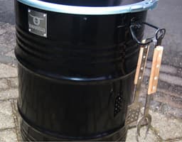 BarrelQ Small - Houtskoolbarbecue - Zwart Staal - Ø40x58 cm - 60L Olievat - Vuurkorf & Bijzettafel in 1 - Inclusief Beschermhoes — thumbnail 3