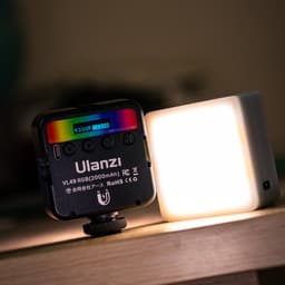 Ulanzi VL49 RGB Multi Color LED-videolamp - 2.000 mAh accu - Batterijduur 2 tot 10 uur - Wit/geel licht en kleuren - Met cold shoe mount en 1/4 inch schroefgat - USB-C - YouTube / TikTok lamp - Zwart — thumbnail 4