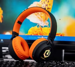 PowerLocus Buddy Draadloze On-Ear Koptelefoon voor Kinderen, LED lampjes, 85db Limiet, met Microfoon, Micro SD poort - Upgrade Zwart/Oranje — thumbnail 5