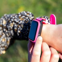 One2track Connect UP roze | GPS horloge voor kinderen | Bekijk de locatie van je kind. Stel veilige zones in. En videobellen met de leukste smartwatch voor kinderen — thumbnail 3