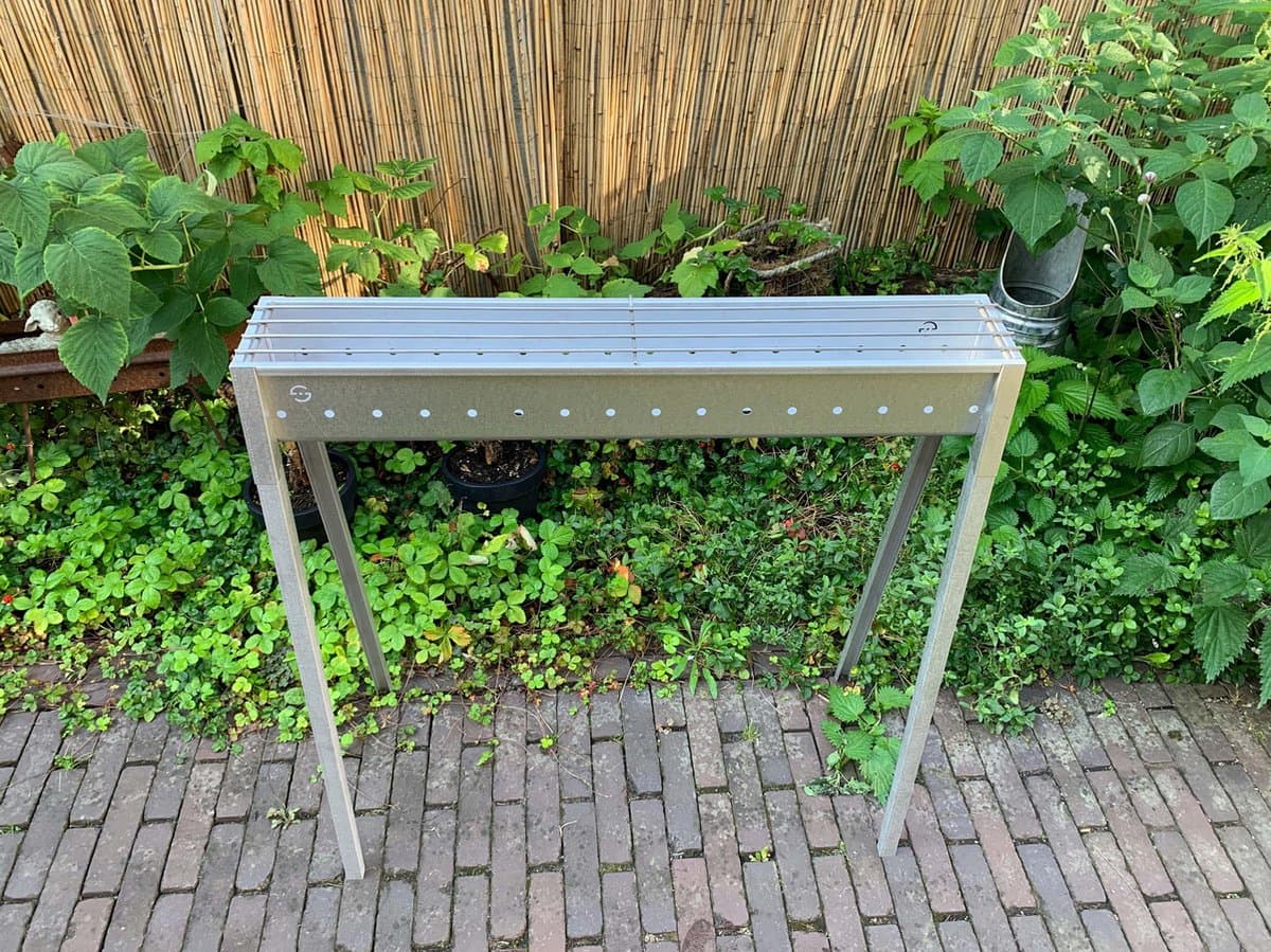 Spiedini Saté-bbq Bali 80 - Smalle houtskoolbarbecue met horizontaal rooster voor sate of andere spiesjes - 80 cm lang (let op: 11 cm smal) - Materiaal: gealuminiseerd ijzer — afbeelding 1