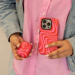 xoxo Wildhearts hoesje geschikt voor AirPods 4 - Berry Much - Ook als telefoonhoesje verkrijgbaar - schokbestendige case - koptelefoonhoesje - Matte afwerking - Beschermhoes met golvende print - golven - Rood - Roze — thumbnail 2