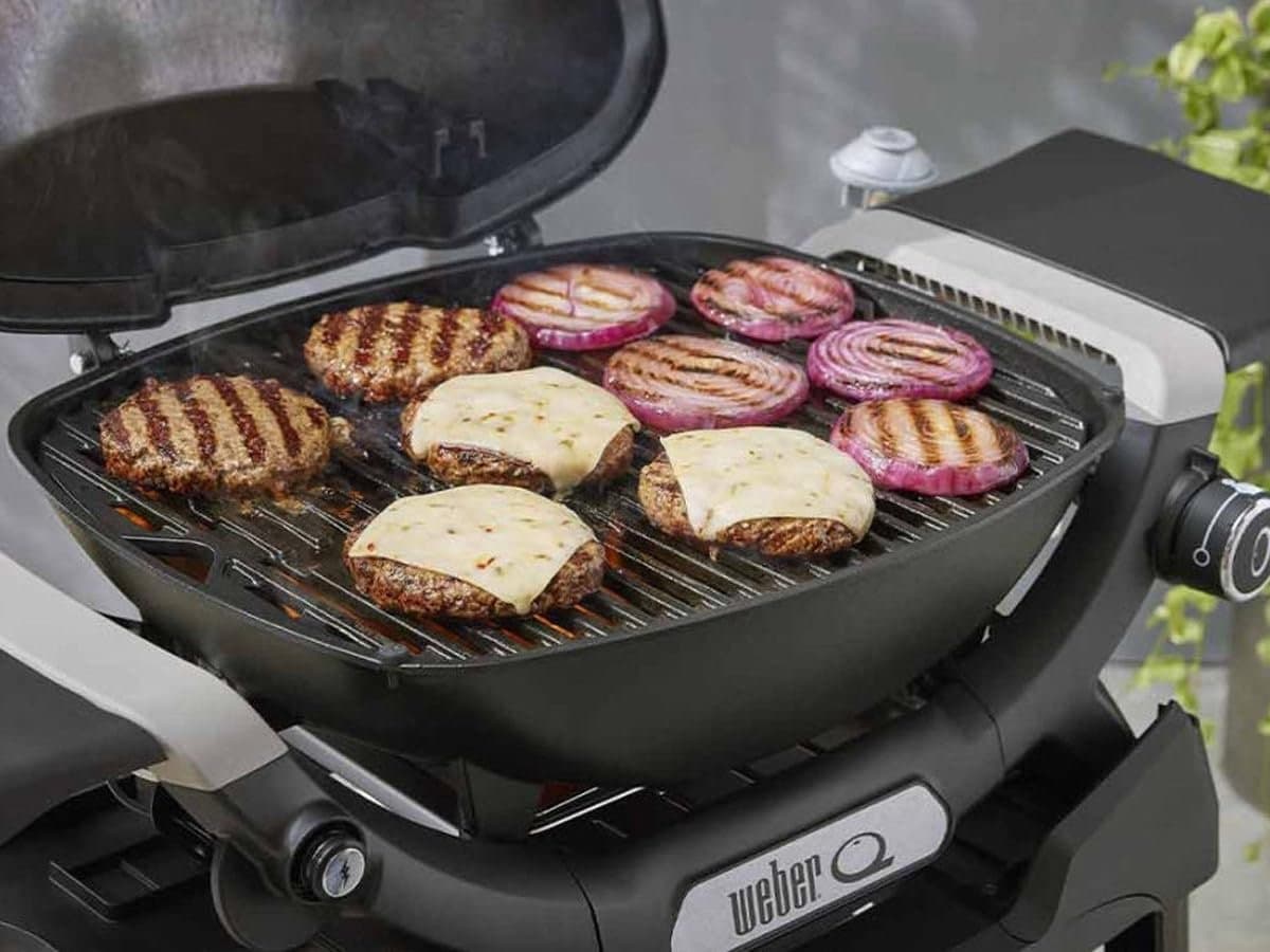 Gasbarbecue met Onderstel en Zijtafels – 105 x 45,5 x 99 cm – Compacte Buiten BBQ op Gas met Gietijzeren Grillrooster – Draagbare Balkon & Camping Barbecue Zwart – HomebyNicole — afbeelding 1