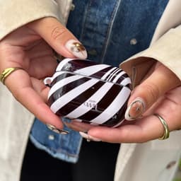 xoxo Wildhearts hoesje geschikt voor AirPods Pro 2 - Optical Illusion - Ook als telefoonhoesje verkrijgbaar - schokbestendige case - koptelefoonhoes - Beschermhoes met met golvende print - golven - zwart / beige — thumbnail 2