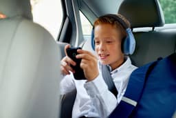 PowerLocus P1 Kids Kinder Koptelefoon Draadloos - Koptelefoon voor kinderen - Veilig volume van 85 dB - Bluetooth Hoofdtelefoon - Met microfoon - incl. Premium Case - Blauw/Zwart — thumbnail 4