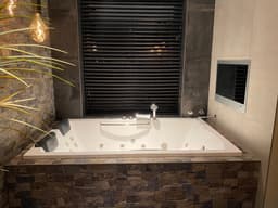 SplashVision® Waterdichte badkamer TV - ESI-32S Android LED Badkamer TV- Zilver grijs — thumbnail 4