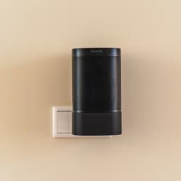 Muurbeugel geschikt voor Sonos One (SL) / Play:1 - Standaard geschikt voor Sonos One - Stopcontact Houder - Zonder boren - Kabelvrij & Stevig - Zwart — thumbnail 5