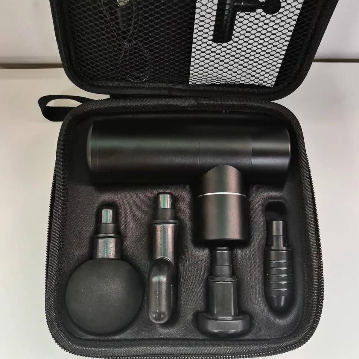 Draagbare Mini Massagegun - Spierherstel Apparaat - Spierontspanning Thuis - 4 Snelheidsstanden - 138 cm - Zwart — afbeelding 1
