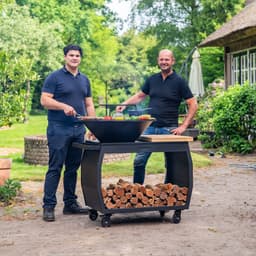 RJRoyal Living Plancha grill BBQ Big Jack Blackline 3.0 grillring en houtopslag vuurschaal buitenkeuken grillring met houten snijplank — thumbnail 1