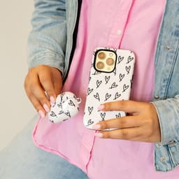 xoxo Wildhearts hoesje geschikt voor AirPods Pro 3 - All Yours - Glossy - Ook als telefoonhoesje verkrijgbaar - schokbestendige case - koptelefoon hoesje - Glimmend - Beschermhoes met hartjesprint - hartjes - Beige - Zwart — thumbnail 5