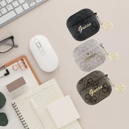 Guess Hoesje geschikt voor AirPods 4 / 5 | Premium Eco-leder en Duurzaam PC | met Charm | Robuust | Zwart — thumbnail 3