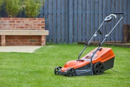 Flymo SimpliMow Elektrische grasmaaier met wielen, 320 V - 1300 W motor, 32 cm maaibreedte, 30 liter grasbak, softgrip-handgrepen, oranje/grijs — thumbnail 3