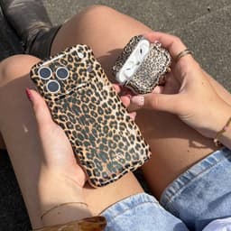 xoxo Wildhearts hoesje geschikt voor AirPods Pro 3 - Wild Soul - Ook als telefoonhoesje verkrijgbaar - Schokbestendige wavy case - Koptelefoonhoesje - Beschermhoes met golvend design - Luipaard print — thumbnail 2