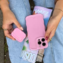 xoxo Wildhearts hoesje geschikt voor AirPods Pro 3 - Bubble Blush - Ook als telefoonhoesje verkrijgbaar - Schokbestendige wavy case - Koptelefoonhoesje - Beschermhoes met golvend design - Roze — thumbnail 3