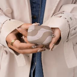 xoxo Wildhearts hoesje geschikt voor AirPods Pro 2 - Ride With Me Brown - Ook als telefoonhoesje verkrijgbaar - schokbestendige case - koptelefoonhoes - Beschermhoes met met golvende print - golven - beige / bruin — thumbnail 2