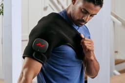 Hyperice Venom 2 Shoulder Left Warmtemassageband Zwart – Linkerschouder Massageband met Warmte & Vibratie – 3 Warmtestanden – Bluetooth App – Draadloos — thumbnail 3