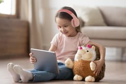 PowerLocus P1 Kids Kinder Koptelefoon Draadloos - Koptelefoon voor kinderen - Veilig volume van 85 dB - Bluetooth Hoofdtelefoon - Met microfoon - incl. Premium Case - Roze — thumbnail 2