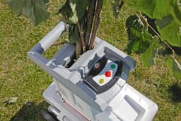 Quvo® Professionele Hakselaar Versnipperaar - Hakselaar Electrisch 60L – Takken Versnipperaar Hakselaar – 3000W – Max. Ø44mm - Incl. Wielen, Opvangzak, Duurzame Draaimessen – Heggen, Bomen en Haag -Tuinonderhoud - Veelkleurig - 53cm x 36cm x 93cm — thumbnail 2