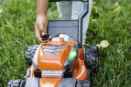 Husqvarna speelgoedgrasmaaier voor kinderen met aan/uitknop. — thumbnail 3