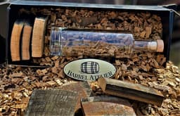 The Barrel BBQ Bottle (Box) / Cadeauverpakking /  Limited Edition / Houtsnippers / Whisky Chunks / Sinterklaas / Kerst / Barbecue / Rookhout — thumbnail 4