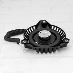 Terugslagstarter Zwart - Trekstarter - Compatibel met Fuxtec FX-RM1630/Fuxtec FX-RM5196PRO/Scheppach MP99-42 - Kunststof/Metaal - Eenvoudig te installeren - Afstand gaten 150/152,7/157 mm — thumbnail 3