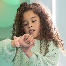 One2track Connect NEXT roze | GPS horloge voor kinderen | Bekijk de locatie van je kind. Stel veilige zones in. En videobellen met de leukste smartwatch voor kinderen — thumbnail 3