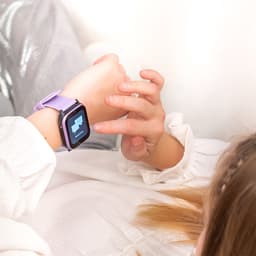 One2track Connect NEXT paars | GPS horloge voor kinderen | Bekijk de locatie van je kind. Stel veilige zones in. En videobellen met de leukste smartwatch voor kinderen — thumbnail 3